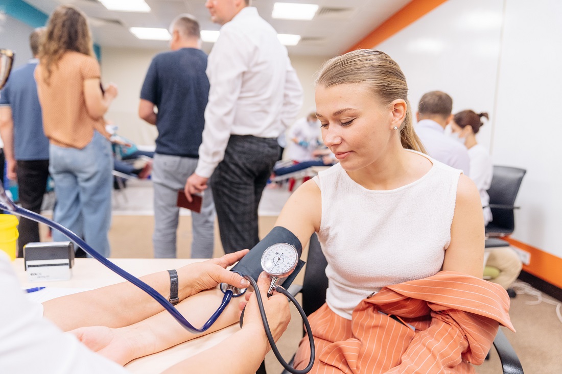 ОМК отметила Всемирный день донора тотальным диктантом и акцией по сдаче крови